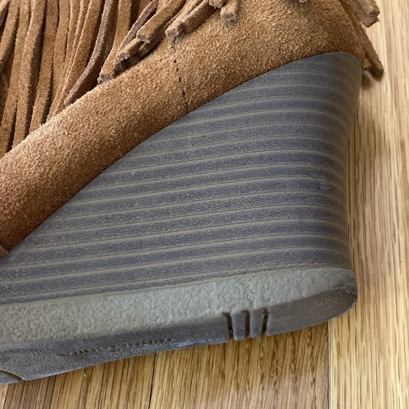 Minnetonka Women’s Brown Fringe Boots With Wedge Heel Size 7 - Picture 4 of 10